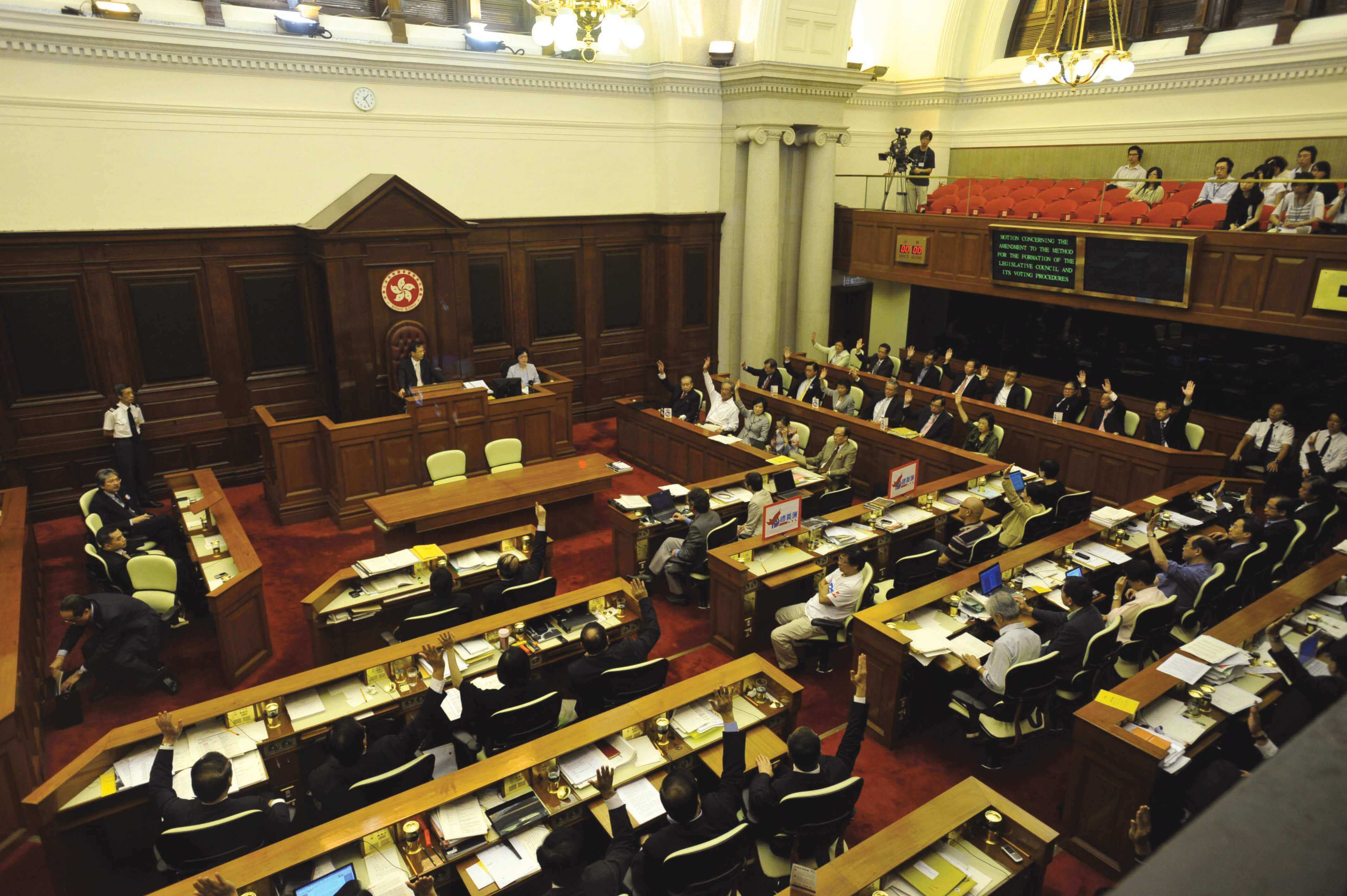 立法會於2010年通過有關修改立法會的產生辦法的議案。