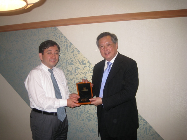 Hon Tommy CHEUNG, Chairman of the Panel on Food Safety and Environmental Hygiene, presented a souvenir to Mr Toshiro Iijima, Director, Economic Policy Division, Economic Affairs Bureau, Ministry of Foreign Affairs.