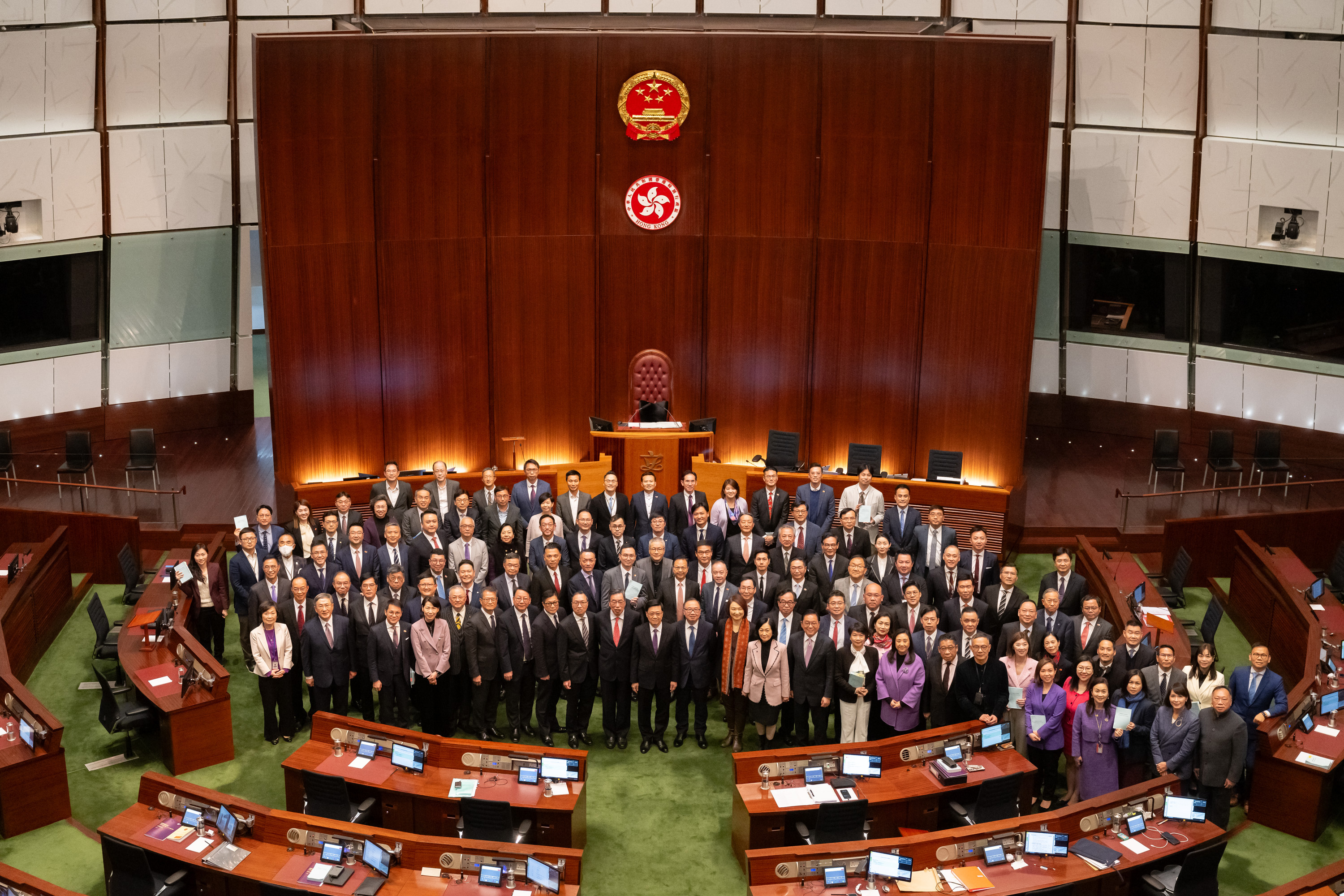 《維護國家安全條例草案》通過後，議員與官員合照