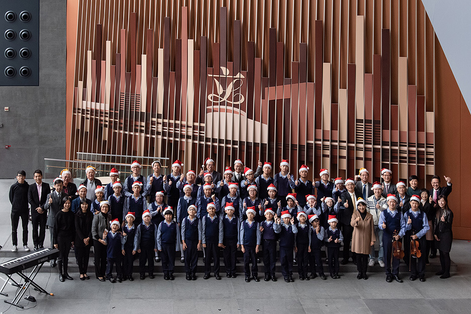 多位議員於2018年12月14日與天保民學校的同學會面。