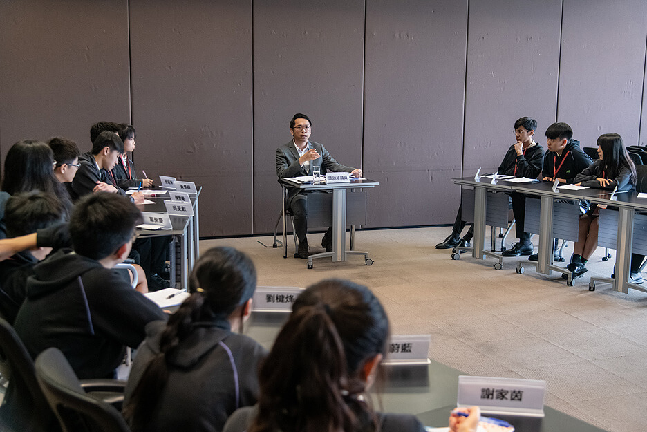 陸頌雄議員於2019年2月19日與基督教香港信義會宏信書院的同學會面。