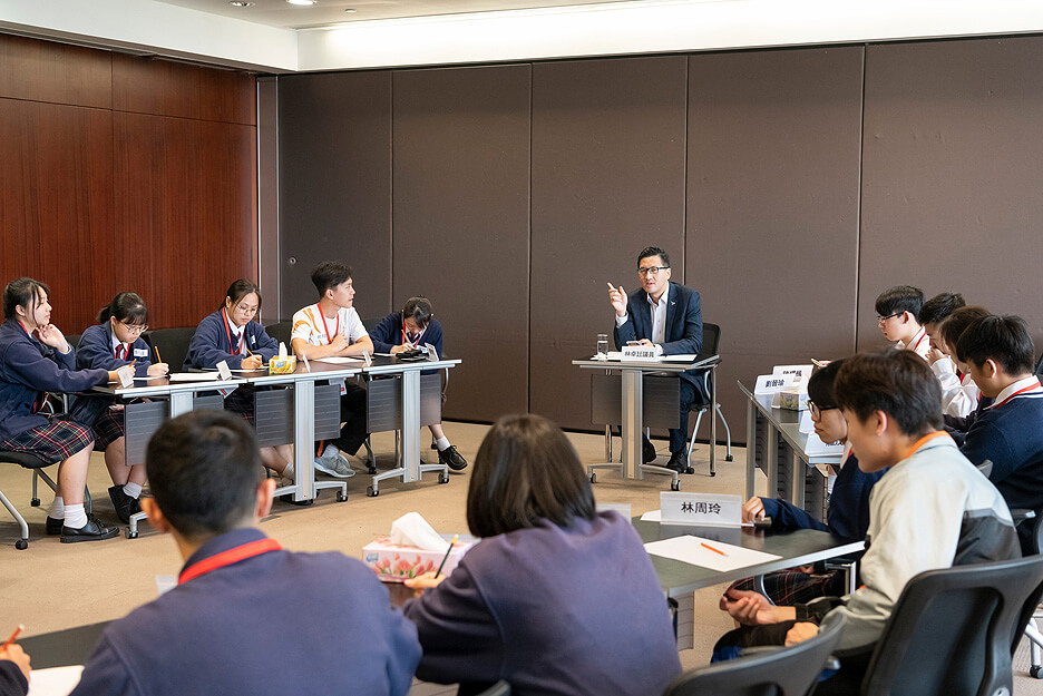 林卓廷議員於2019年3月26日與東華三院黃鳳翎中學的同學會面。