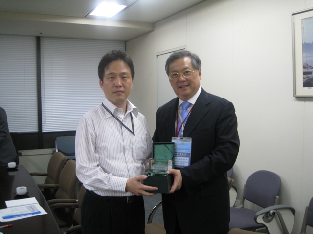 Hon Tommy CHEUNG, Chairman of the Panel on Food Safety and Environmental Hygiene, presented a souvenir to Mr Masahiko YOKOTA, Deputy Director, Standard and Evaluation Division, Department of Food Safety, Ministry of Health, Labour and Welfare.