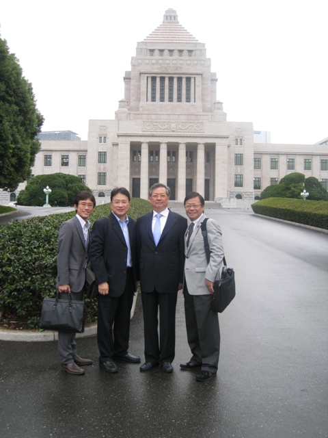 The delegation took a photo after its visit to the National Diet of Japan.