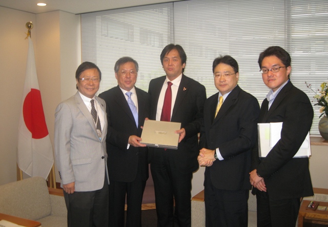 The delegation presented a souvenir to Mr Joe NAKANO, Parliamentary Vice-Minister for Foreign Affairs.