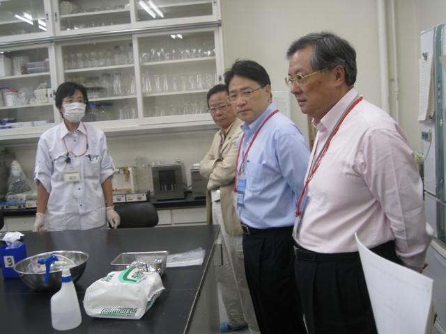 The delegation visited the Wholesale Market Sanitation Inspection Station (Tsukiji).