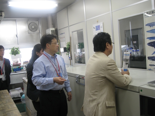 The delegation was briefed on the inspection procedures at the Wholesale Market Sanitation Inspection Station (Tsukiji).
