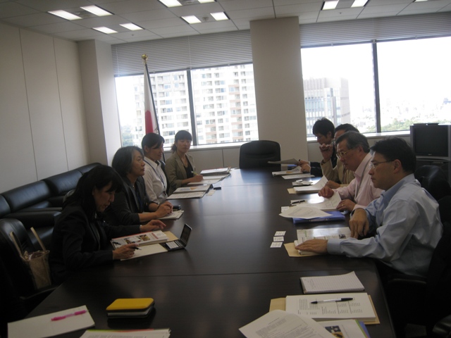 The delegation was meeting with the representatives of the Secretariat of the Food Safety Commission of Cabinet Office.