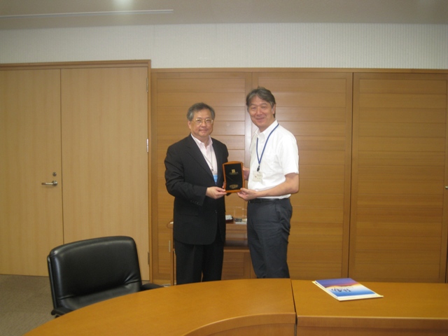 Mr Tommy CHEUNG, Chairman of the Panel on Food Safety and Environmental Hygiene, presented a souvenir to the representative of the Kumamoto Prefectural Government.
