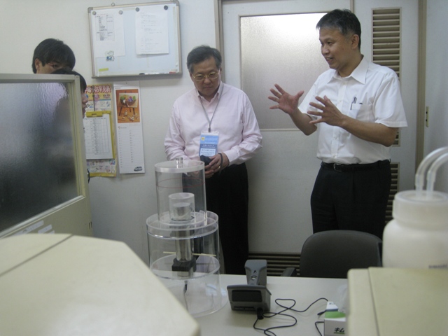 The delegation was briefed on the testing of agricultural products at the Kumamoto Pharmaceutical Inspection Centre.