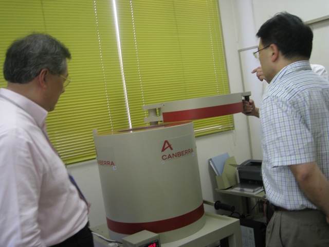 The delegation observed the equipment for detection of radioactive substance in food products at the Kumamoto Pharmaceutical Inspection Centre.