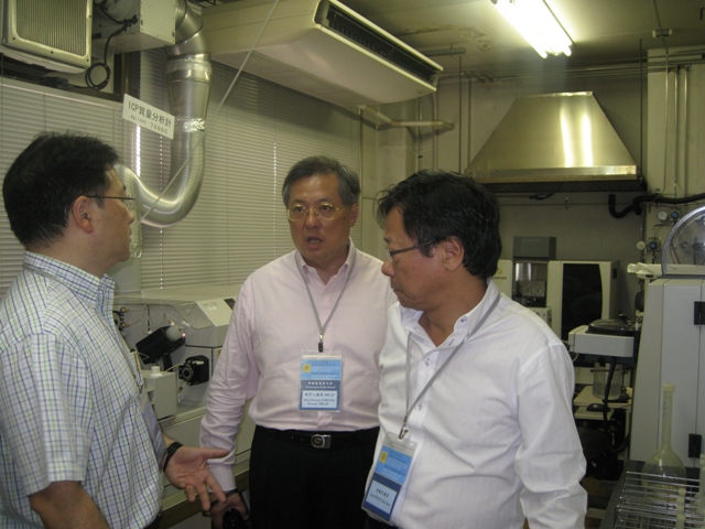 The delegation observed the procedures for testing of agricultural products at the Kumamoto Pharmaceutical Inspection Centre.