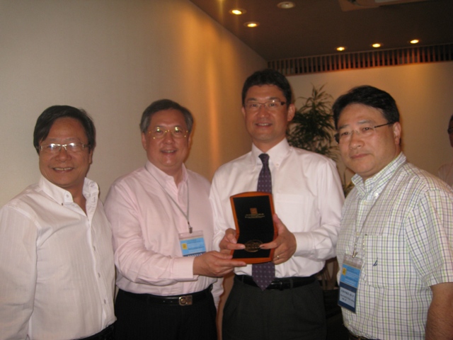 The delegation presented a souvenir to Mr Shunji KOHNO, Governor of the Miyazaki Prefecture.