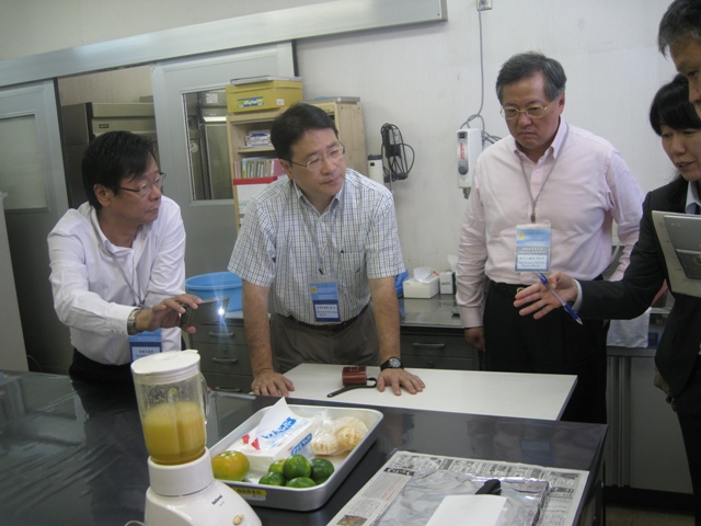 The delegation observed the testing of agricultural products at the Kumamoto Pharmaceutical Inspection Centre.
