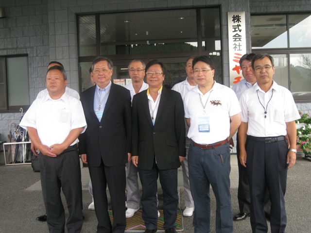 A group photo taken after the visit to a beef processing plant in Miyazaki.